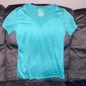 🌻 The Nike Tee 💓 Athletic Cut 🛍️ Dri-Fit 💓Size Medium
